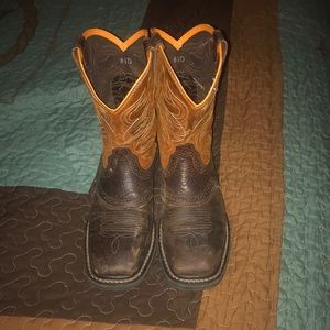 Ariat work boots Mild use but still in amazing shape little scuffs. 8.5 US Size